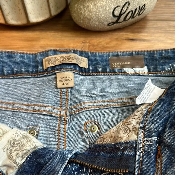 💖Vintage American Collection denim jean short with white floral design - Picture 3 of 6